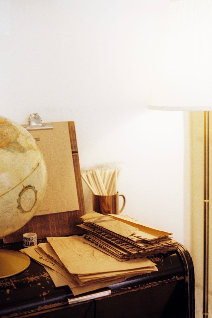 Dossiers op een houten bureau in laag licht